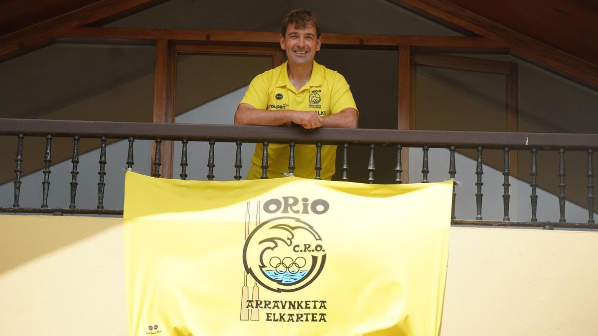Olasagasti, como un aficionado más, cuelga la bandera de su balcón