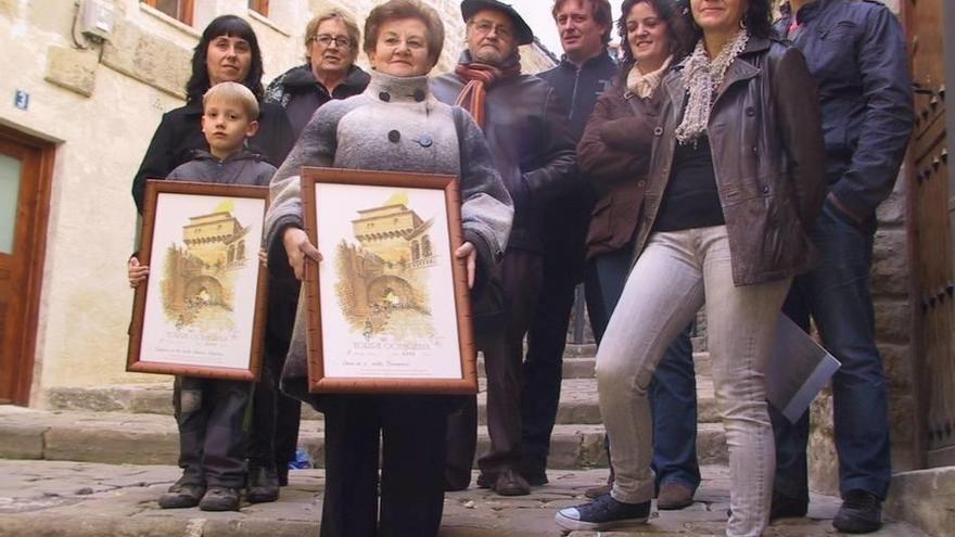 Representantes de las casas de Ramírez-Erro y Carmen Urroz, en las escaleras Turrumbal.
