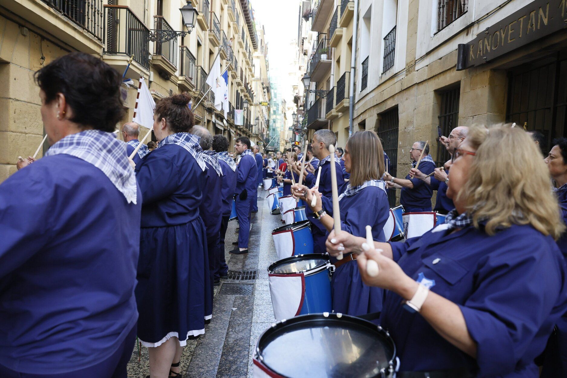 La tamborrada de San Ignacio de la sociedad Amaikak Bat desfila por la Parte Vieja