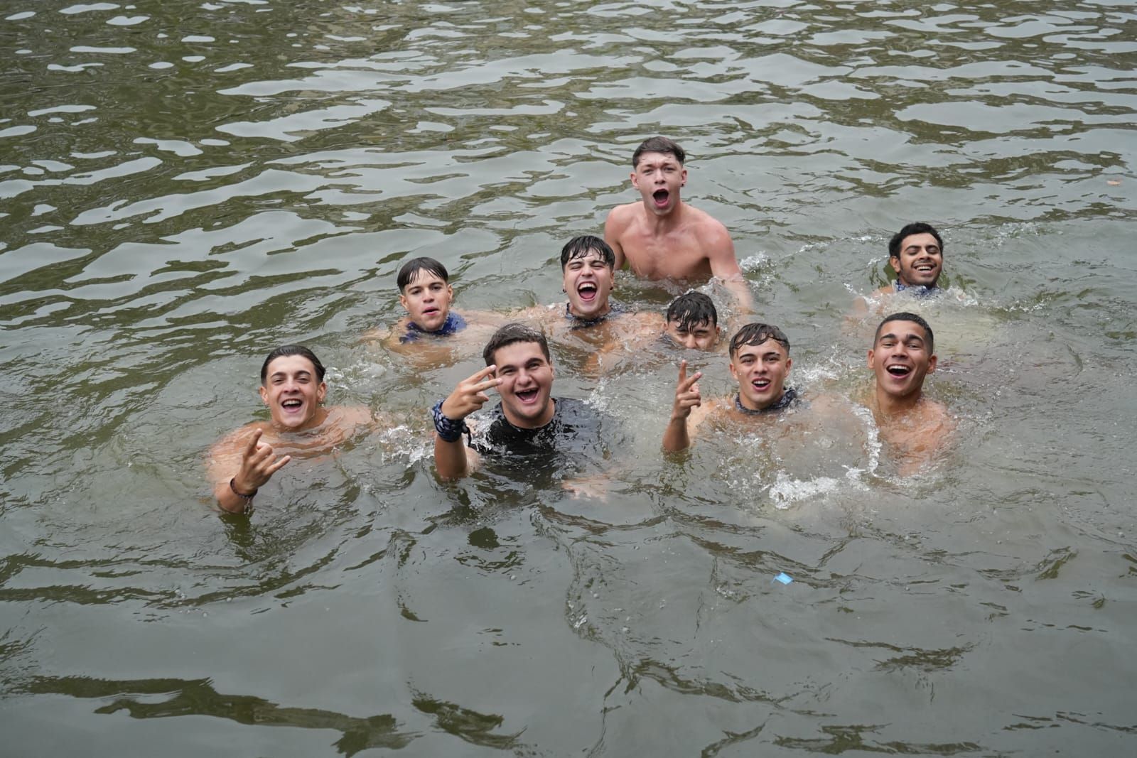 En imágenes: chapuzón en la ría de Bilbao tras el txupin