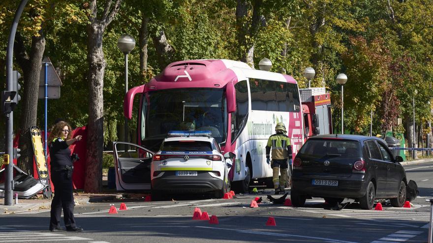 Varios heridos tras colisionar un autobús y dos turismos en Gasteiz