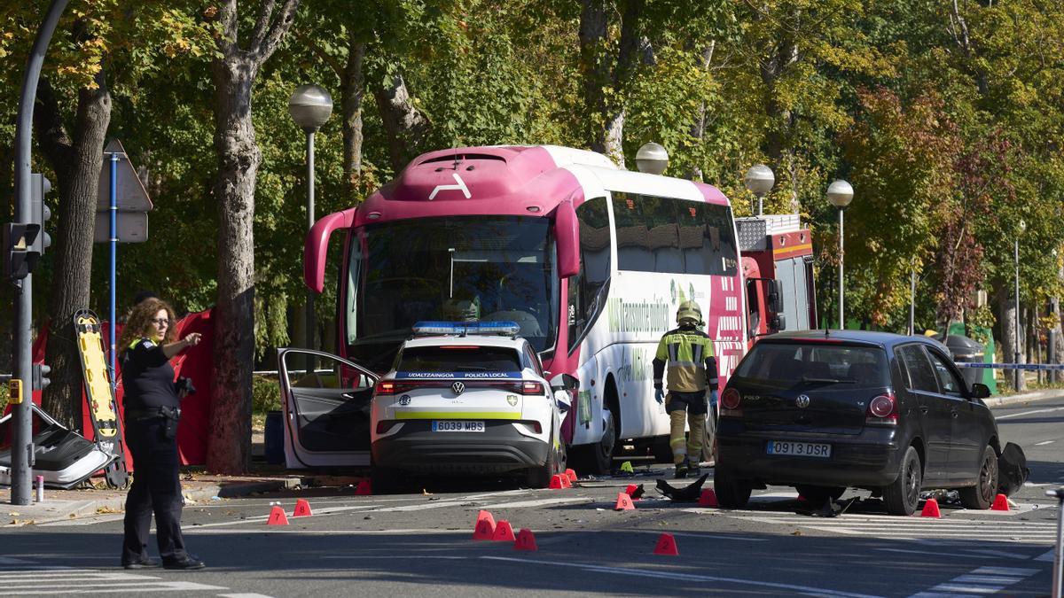 VITORIA, 16/10/2025.- Varias personas han resultado heridas tras haber colisionado un autobús y dos turismos -uno de ellos un coche de la Policía Local- en el casco urbano de Vitoria. El accidente ha tenido lugar sobre las 13.45 horas a la altura del número 33 de la calle Álava, en la confluencia con la calle Aguirre Miramon, junto al campus universitario de la EHU, por causas que se están investigando, han informado desde la Policía Local de la capital alavesa. EFE/ Adrián Ruiz Hierro