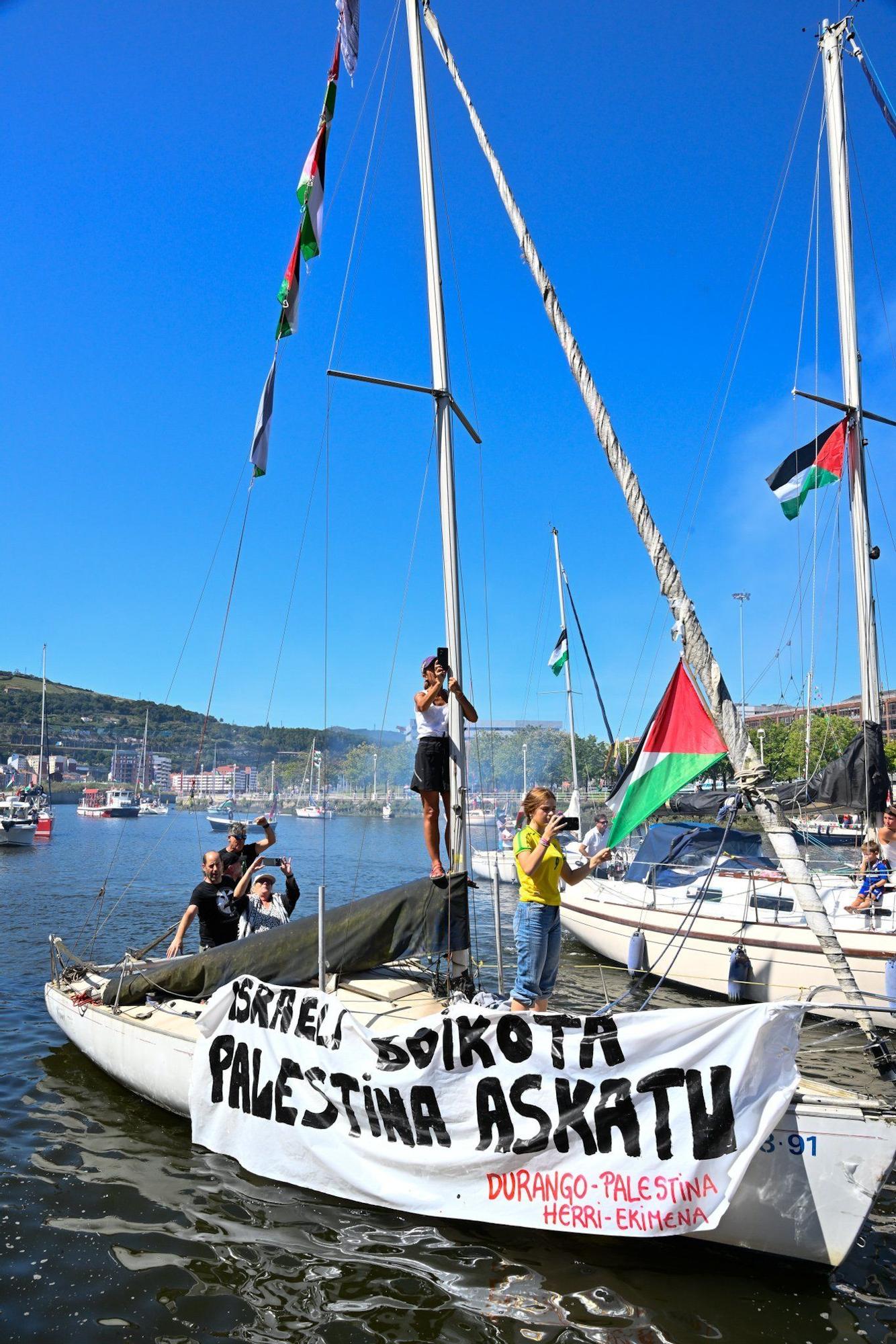 En imágenes: marcha marítima por la ría en solidaridad con Palestina desde Santurtzi