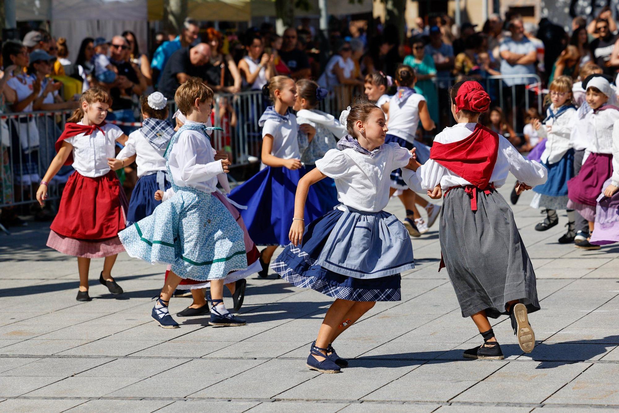 Gigantes, gaiteros y grupo de danzas Idoskia en Villava-Atarrabia