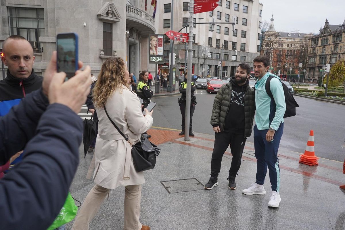 Los jugadores del Athletic llegan al hotel de concentración