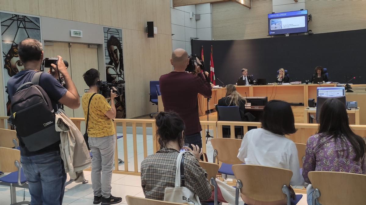 Vista de la sala momentos antes del inicio del juicio a una pareja acusada de intentar asesinar a su bebé.
