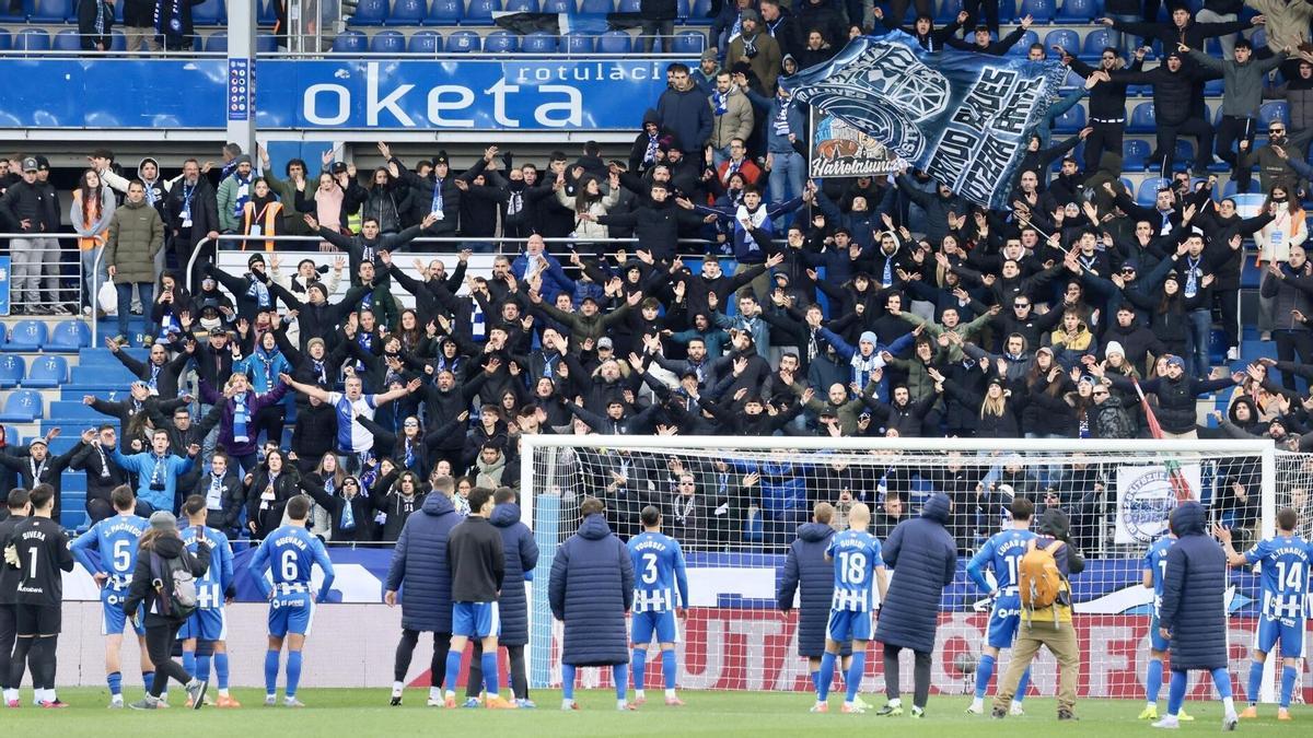 Los jugadores del Alavés agradecen el apoyo a los suyos tras el duelo frente al Celta.