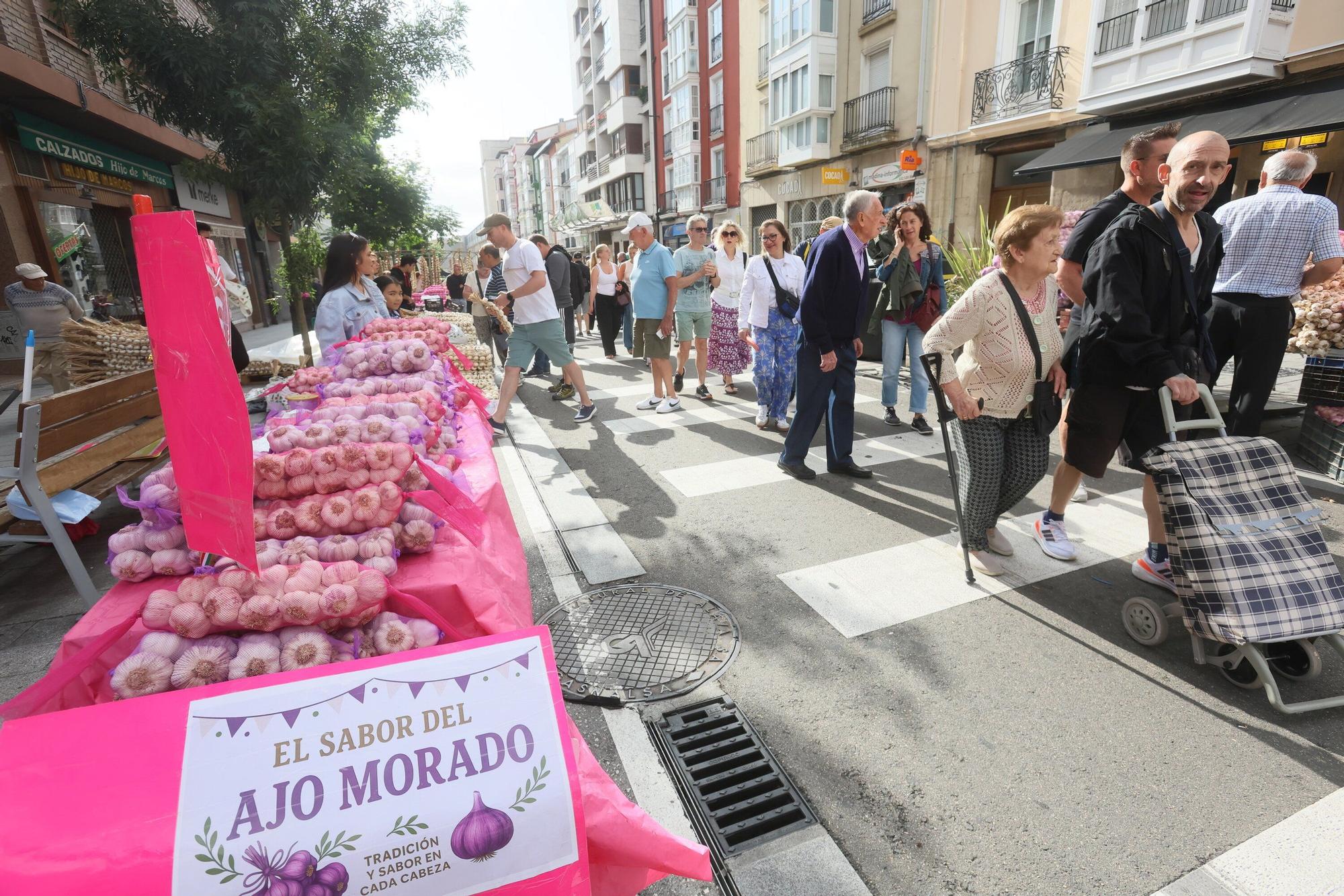En imágenes: La feria de ajos atrae a los vitorianos un año más