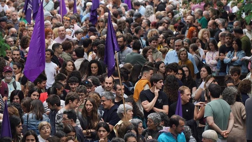 Decenas de personas protestan en Errenteria por las supuestas agresiones sexistas de un profesor a alumnas