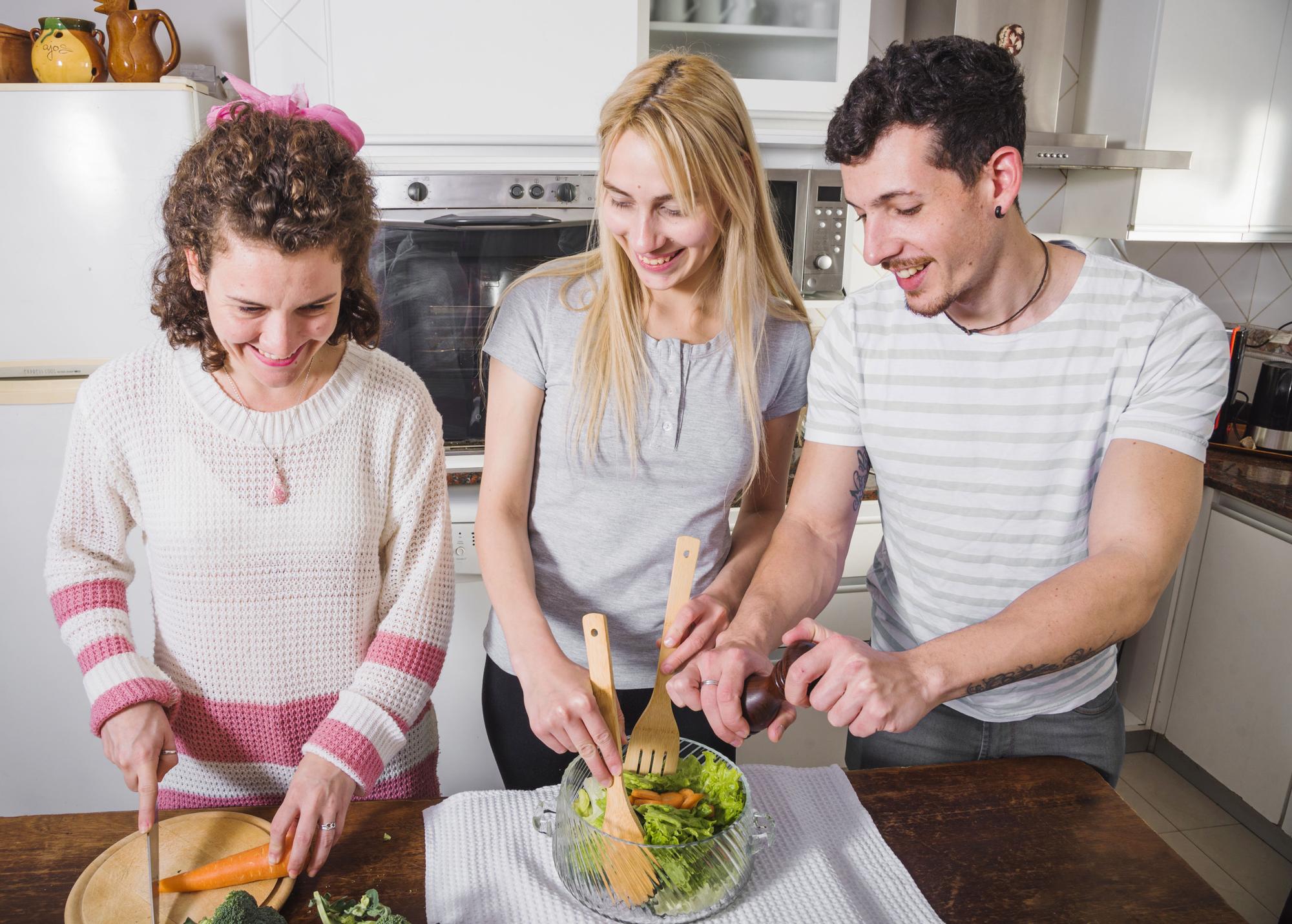 Compañeros de piso preparan la comida.