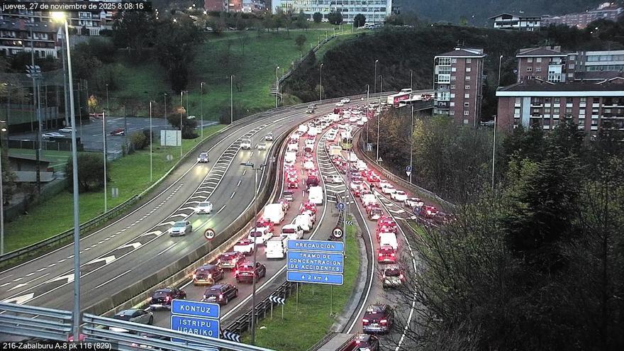 Retenciones por un accidente en la A-8, antes de las curvas de Zorrotza, en sentido Cantabria