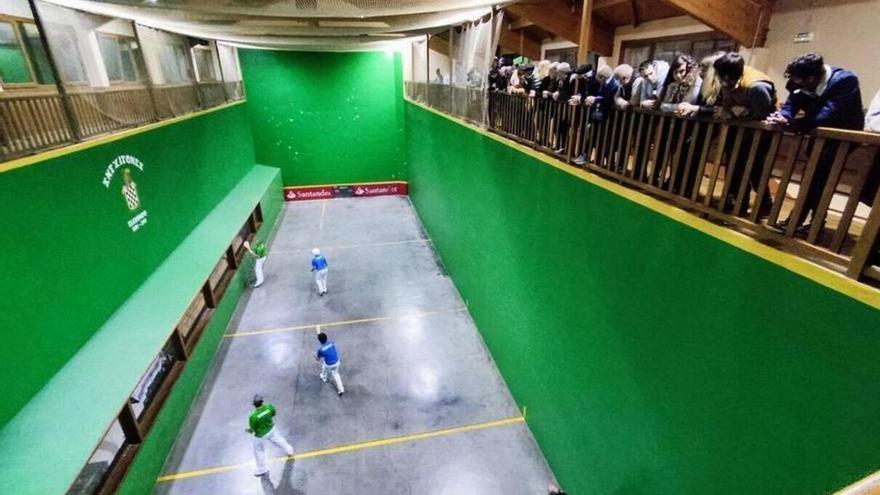 Un deporte típico vasco se hace viral en Vitoria con dos conocidos influencers