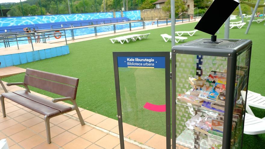 Galdakao instala dos bibliotecas urbanas en las piscinas de Elexalde