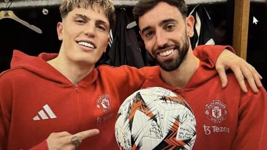 Bruno Fernandes y Garnacho posan tras eliminar a la Real.