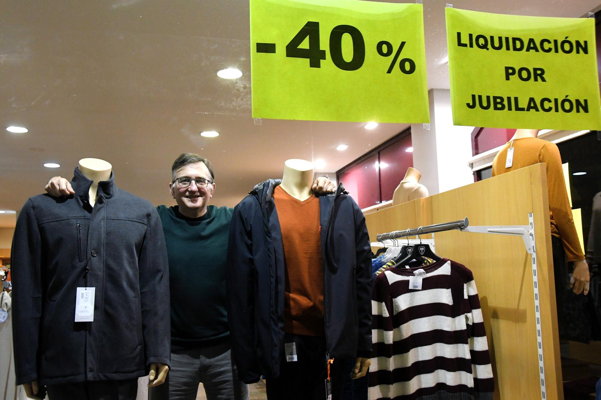 José Luis Belzunegui Apezteguía en el escaparate de la tienda.
