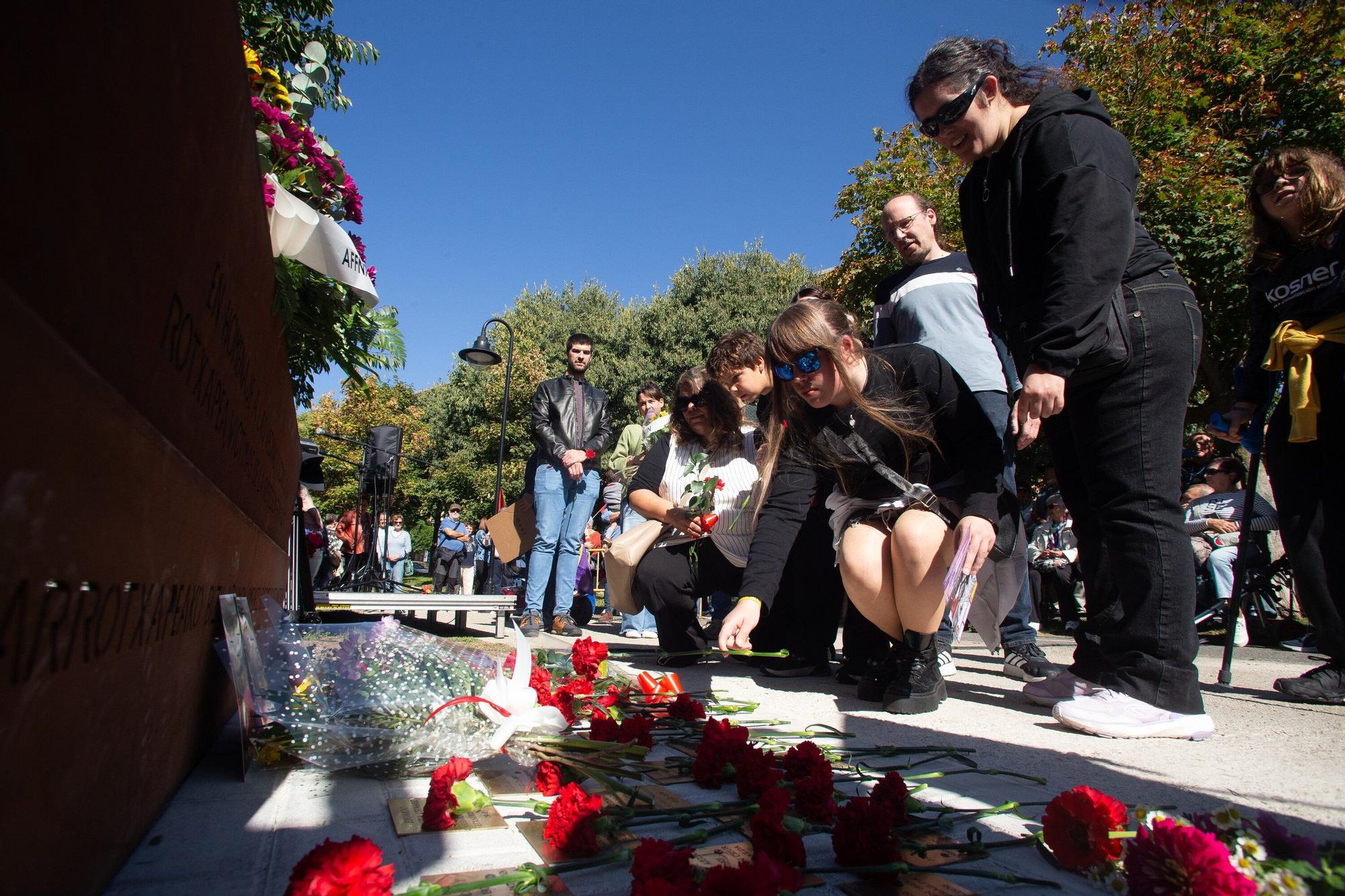 Inauguración del monumento en homenaje a las víctimas de la represión franquista en la Rochapea