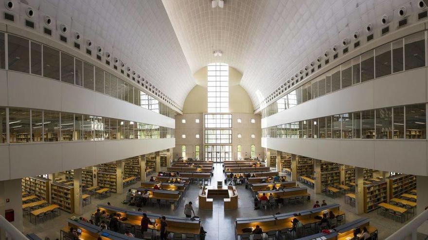 La UPNA amplía su oferta de formación bilingüe. En la imagen, interior de la Biblioteca del campus de Arrosadia.