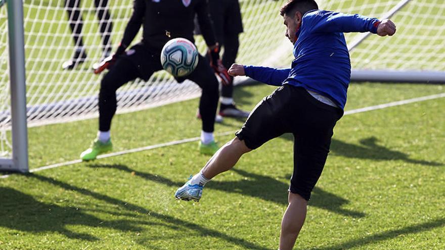 Yuri Berchiche dispara a la portería defendida por Unai Simón