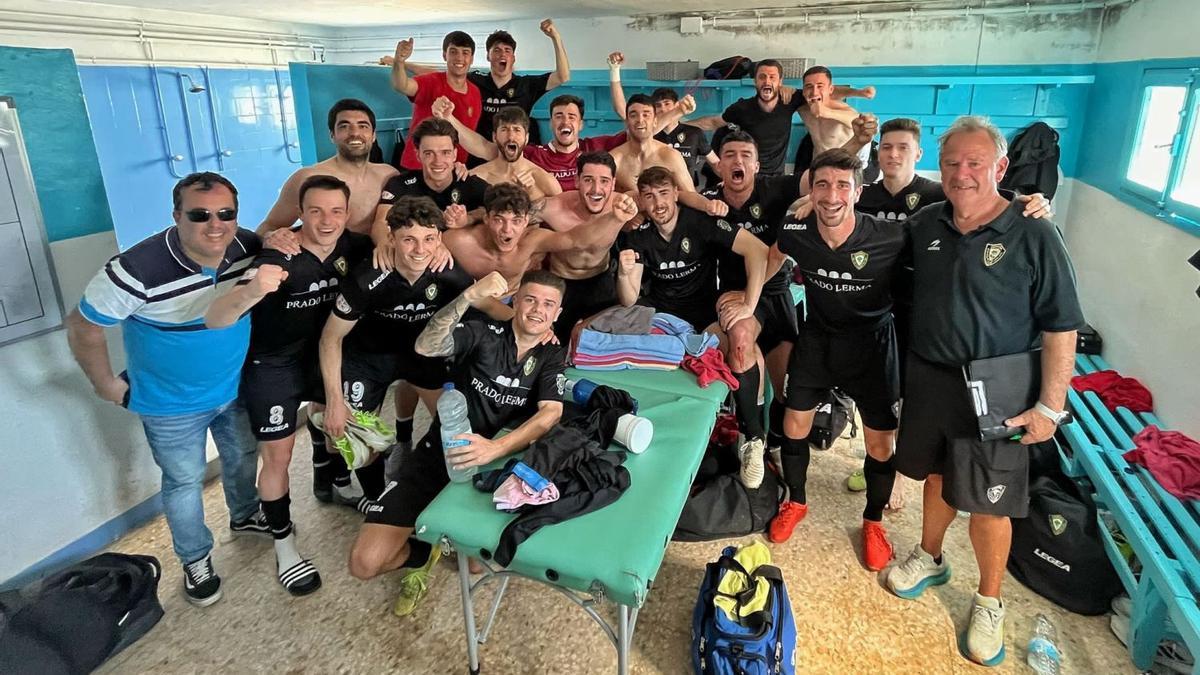 Los jugadores del Gernika celebran la victoria ante el Brea