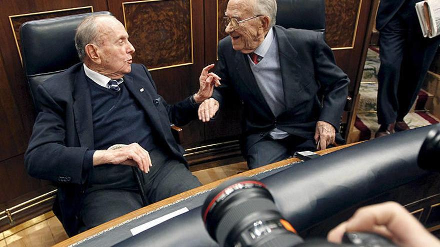 Imagen del salón de plenos del COngreso de los Diputados en el que coincidieron en asientos contiguos Manuel Fraga y Santiago Carrillo.