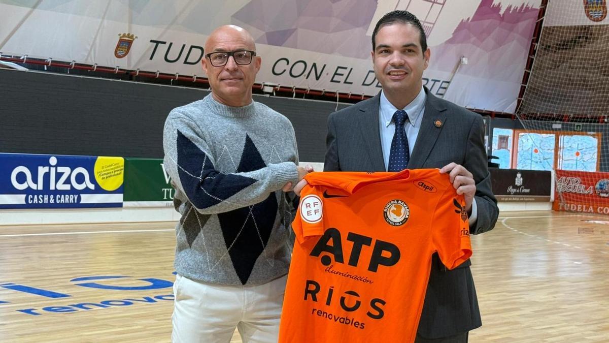 Juanito, izquierda, y el presidente Ramón Lázaro, derecha, este lunes en el acto de presentación del nuevo ténico