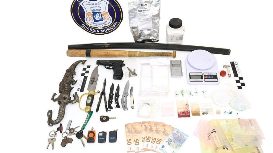 Detenido por almacenar en un local de Donostia bicicletas robadas, armas blancas y droga