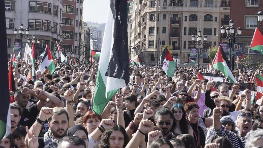 Los asistentes entonan La Internacional en árabe