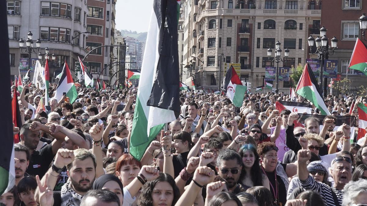 Los asistentes cantan La Internacional en árabe.
