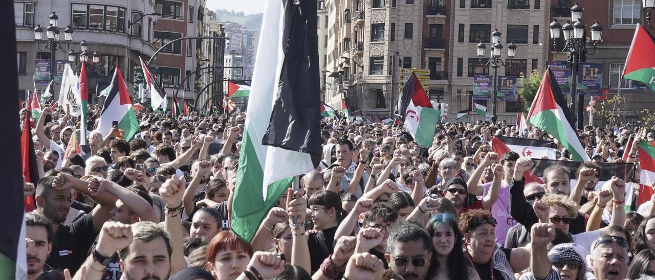 Los asistentes entonan La Internacional en árabe