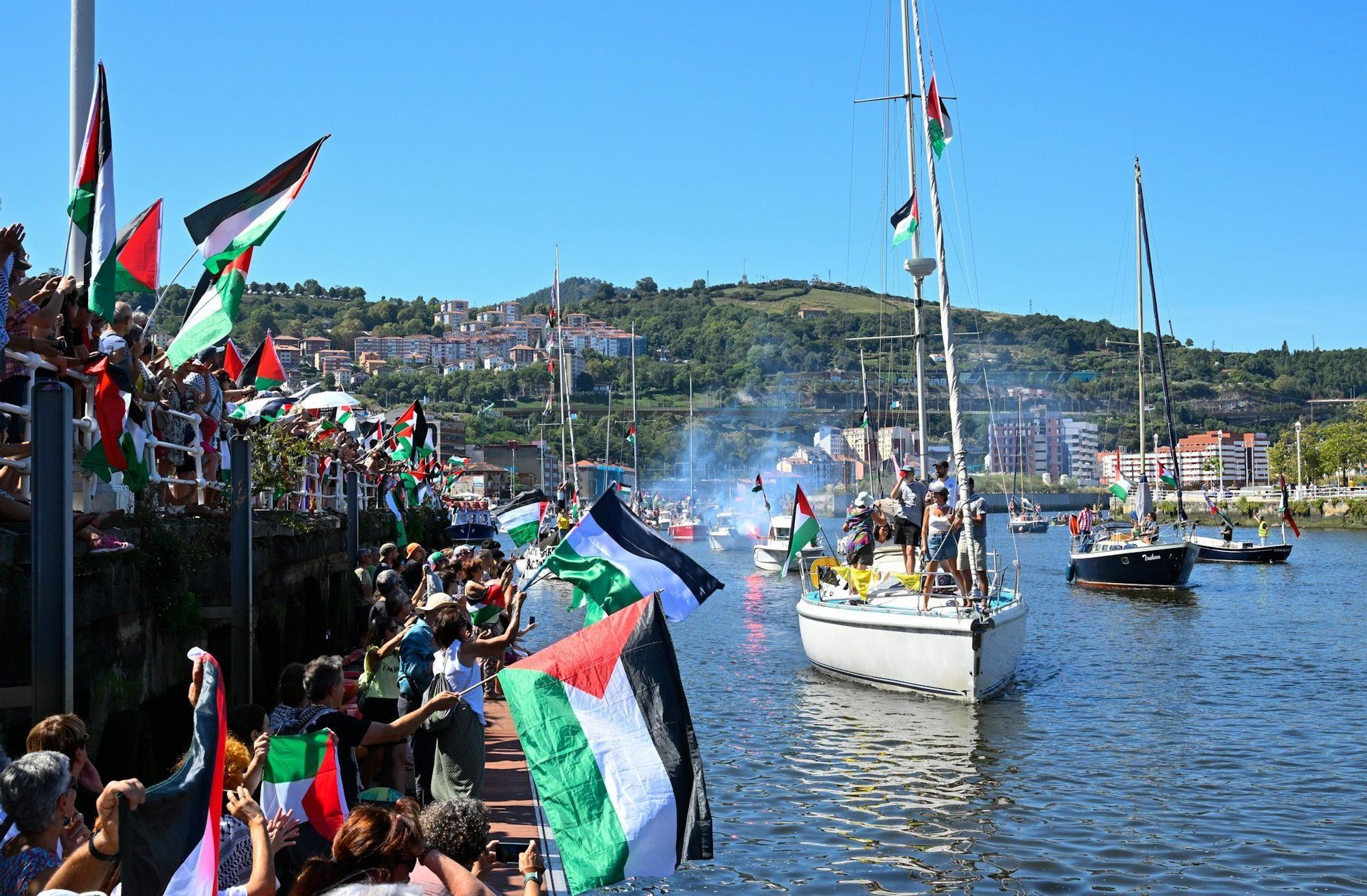 En imágenes: marcha marítima por la ría en solidaridad con Palestina desde Santurtzi