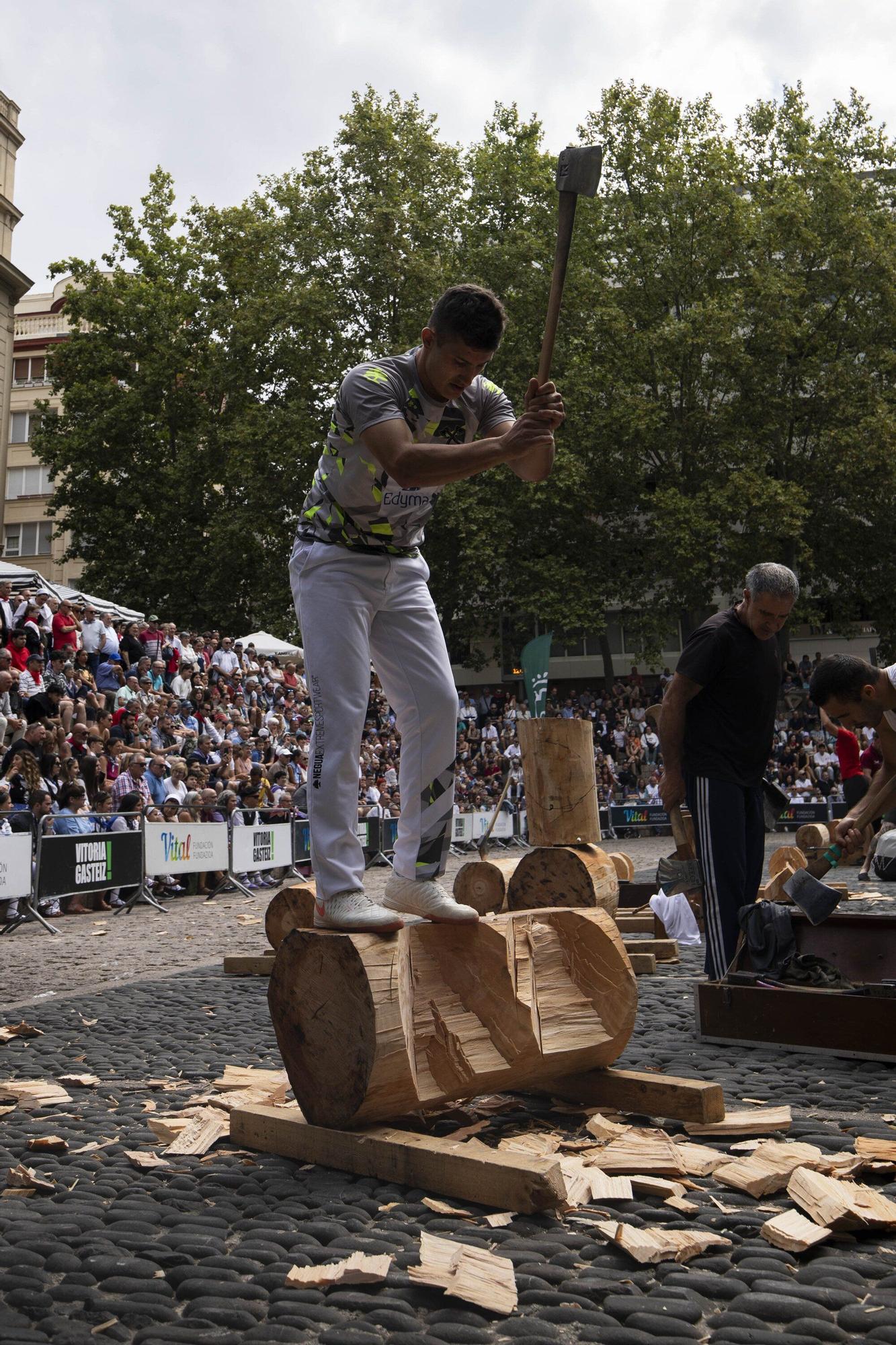 En imágenes: El torneo Virgen Blanca de Herri Kirolak se adueña de la Plaza de Los Fueros