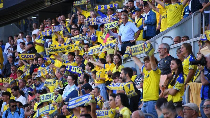 Despedido tras fingir una lumbalgia y pillarlo su jefe saltando en el estadio del Cádiz