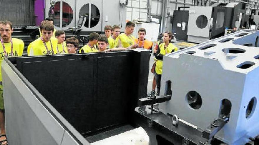 Los alumnos de Urola ikastola, viendo las máquinas con las que trabajan en la empresa Ibarmia, ayer, en Azkoitia.