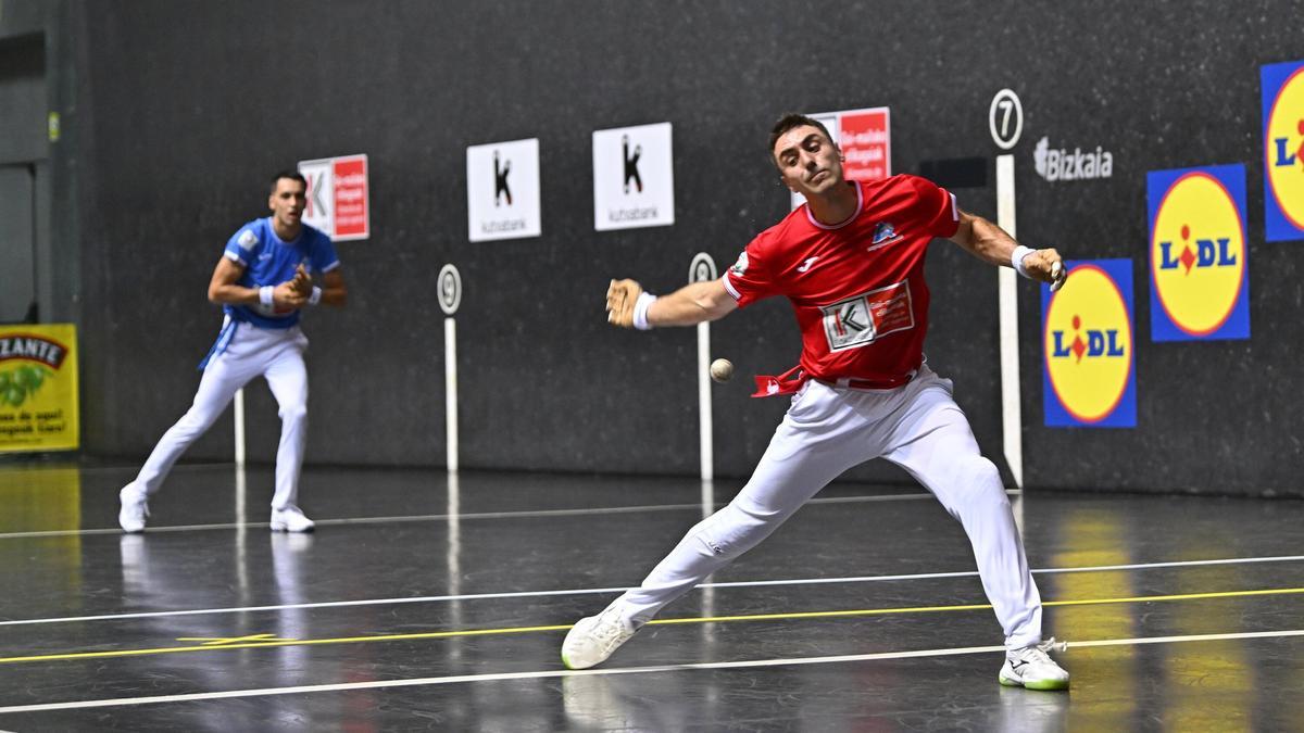 Los dos pelotaris durante un tanto del partido. 