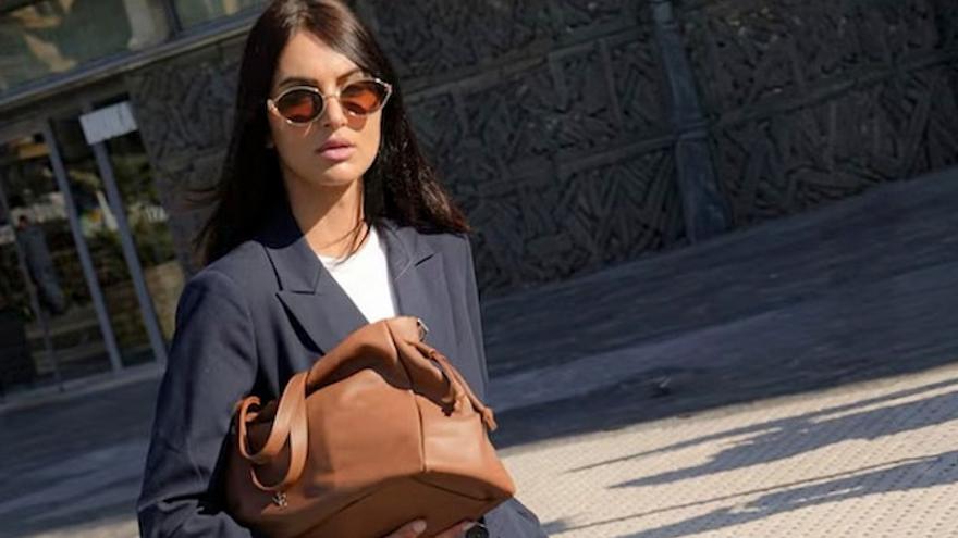 La modelo y el bolso de Naiara Elgarresta que ilustran el reportaje de la revista &#039;Hola&#039;