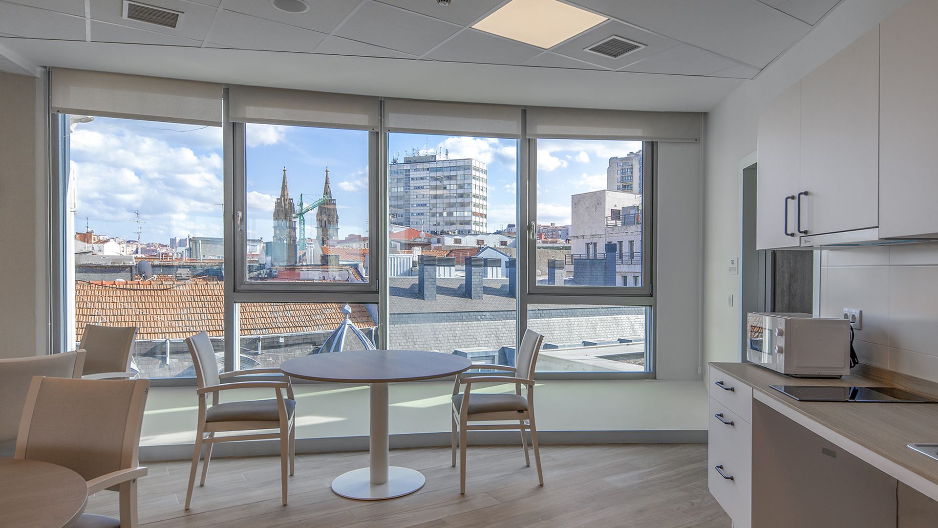 Interior de la residencia, con gran luminosidad y buenas vistas.