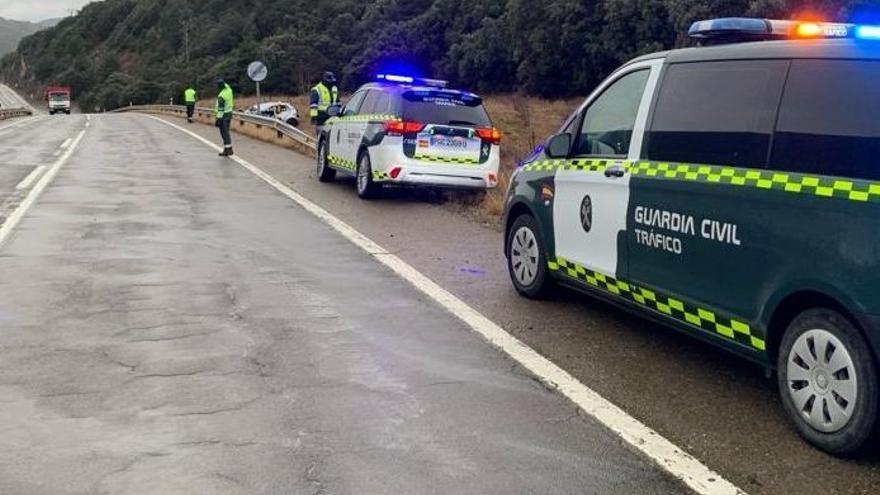 Patrullas de Guardia Civil en el lugar del accidente, en el término de Villanúa.