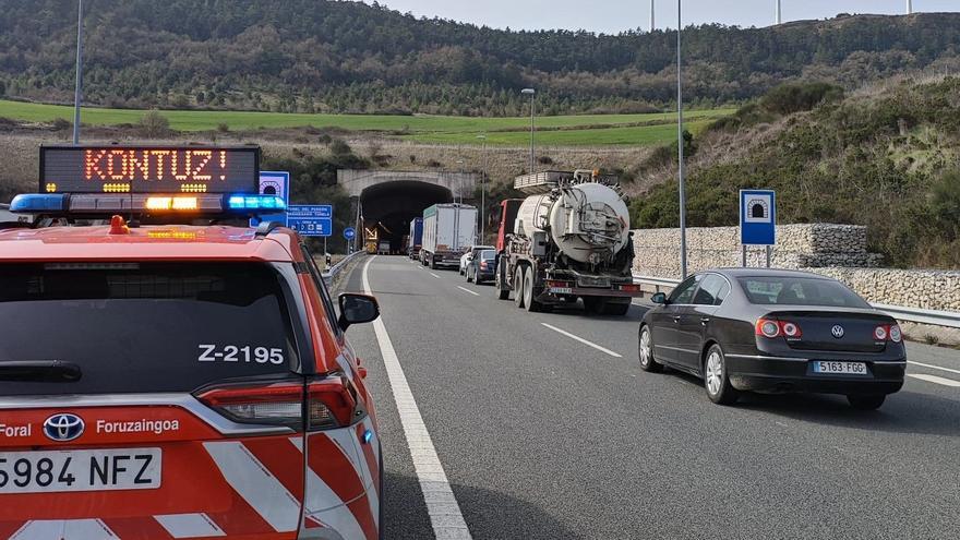 Un camión con una excavadora daña el túnel del Perdón y provoca cortes y retenciones en al Autovía del Camino