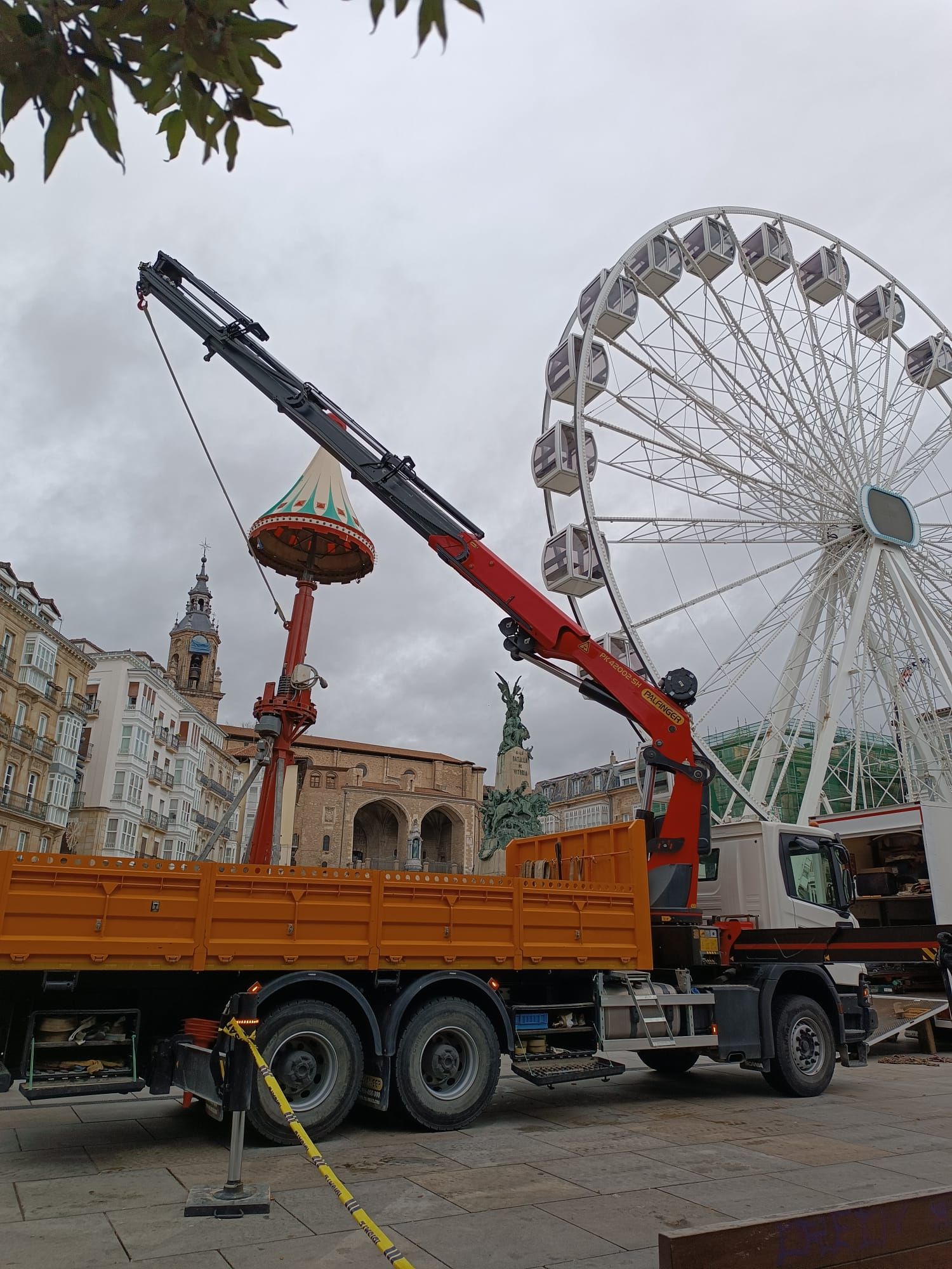 En imágenes: Instalación del carrusel navideño en la Virgen Blanca