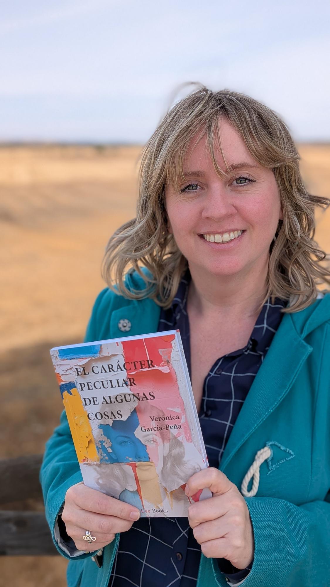 Verónica García-Peña con un ejemplar de ‘El carácter peculiar de algunas cosas’