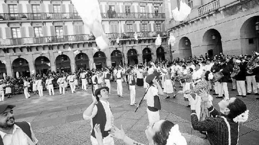 Los personajes de época invaden Donostia de la mano de las comparsas de Iñude eta artzaiak