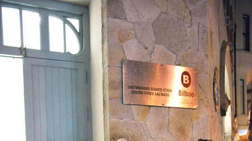 &quot;El olor que entra al abrir las ventanas es insoportable&quot;
