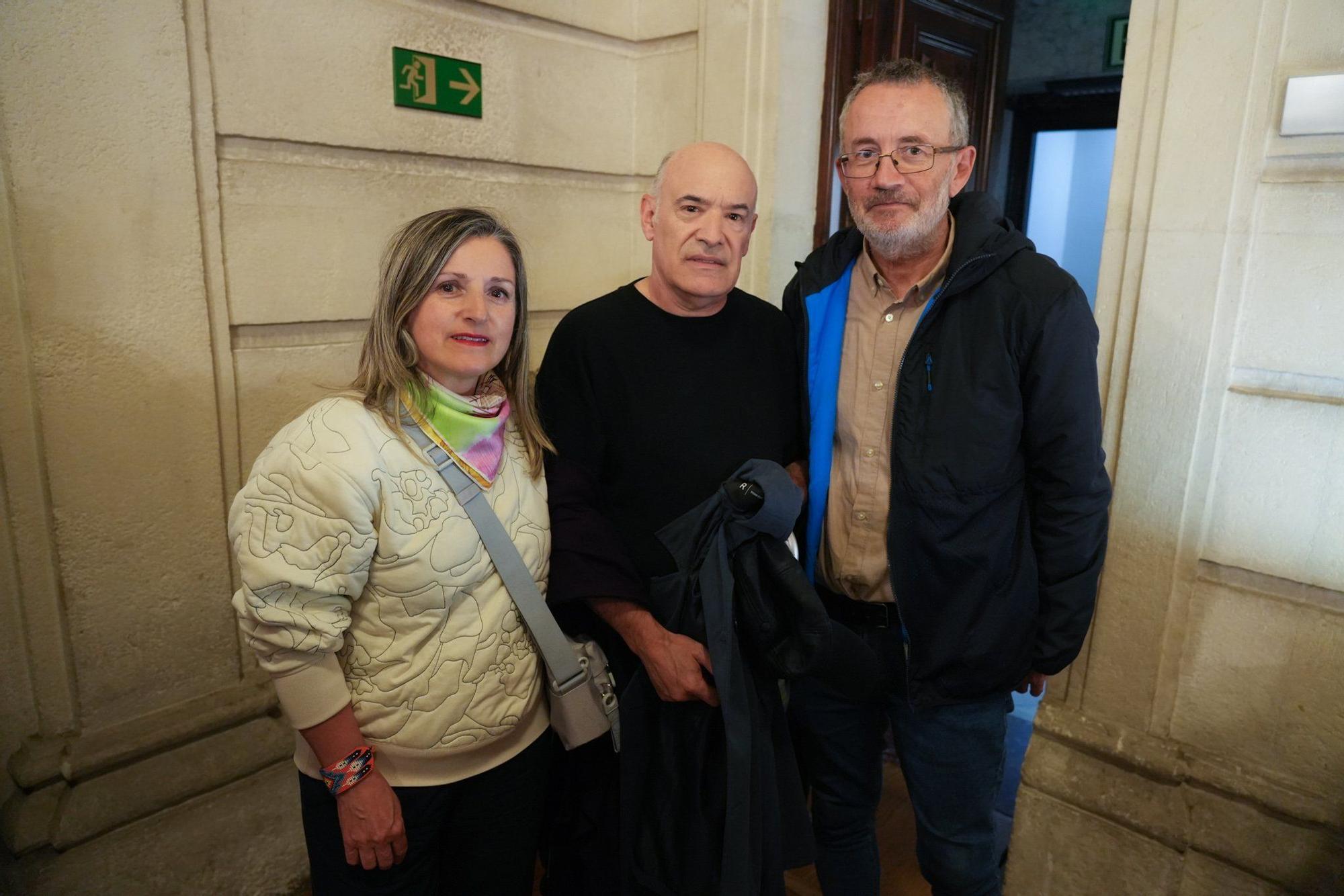 Marije Gorbea, Andrés Alonso y Carlos Fernández hicieron cola para entrar en el auditorio.
