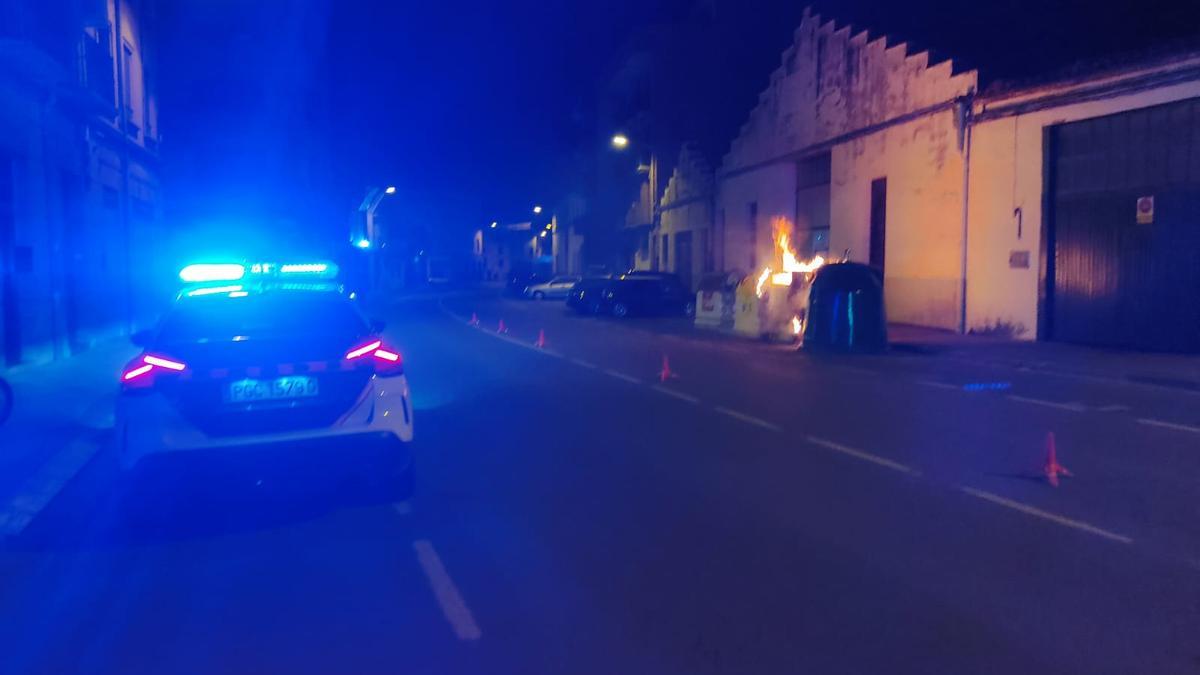 Una patrulla de la Guardia Civil de Mendavia llegando al lugar del incendio.