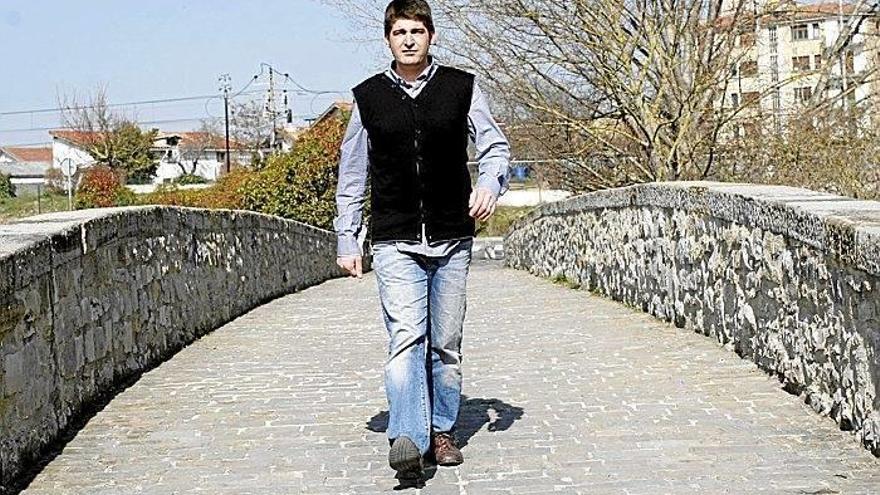 Aritz Romeo Ruiz, concejal de NaBai en el Ayuntamiento de Pamplona, pasea por el puente de Miluce.