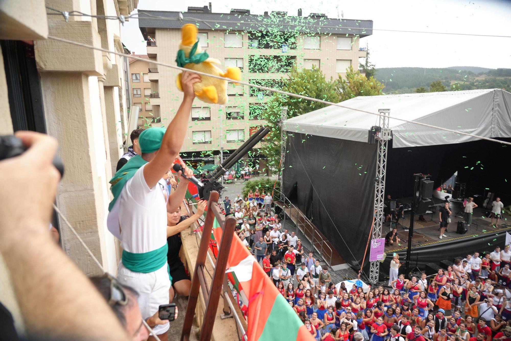 En imágenes: La bajada de Iguarrako enciende la fiesta en Amurrio