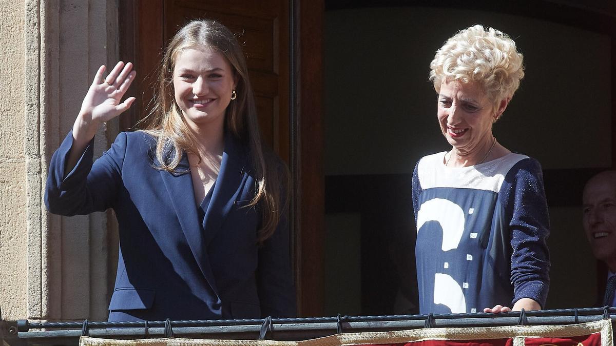 La princesa y la alcaldesa, en el balcón de la casa consistorial de Viana.