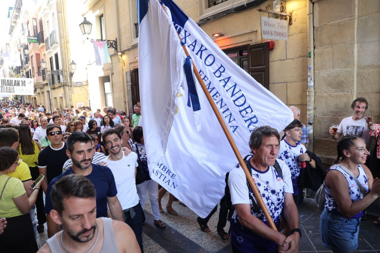 Recibimiento a Donostia Arraun Lagunak en la plaza de la Constitución