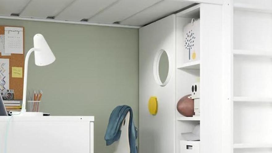Perspectiva de la cama alta con escritorio y 4 cajones Smastad de Ikea