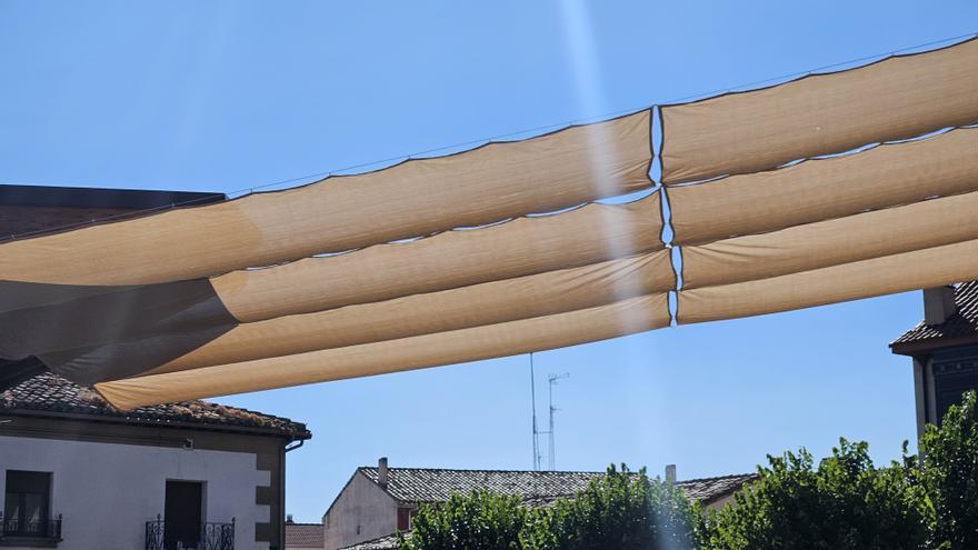 Oion combate el calor: instala toldos en la Plaza Mayor en busca de sombra
